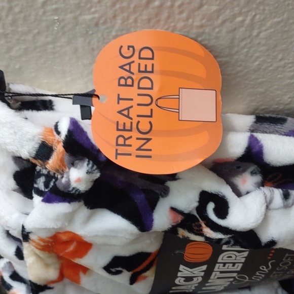 HALLOWEEN Velvet Soft Halloween Throw Blanket with Treat Bag - Picture 5 of 8